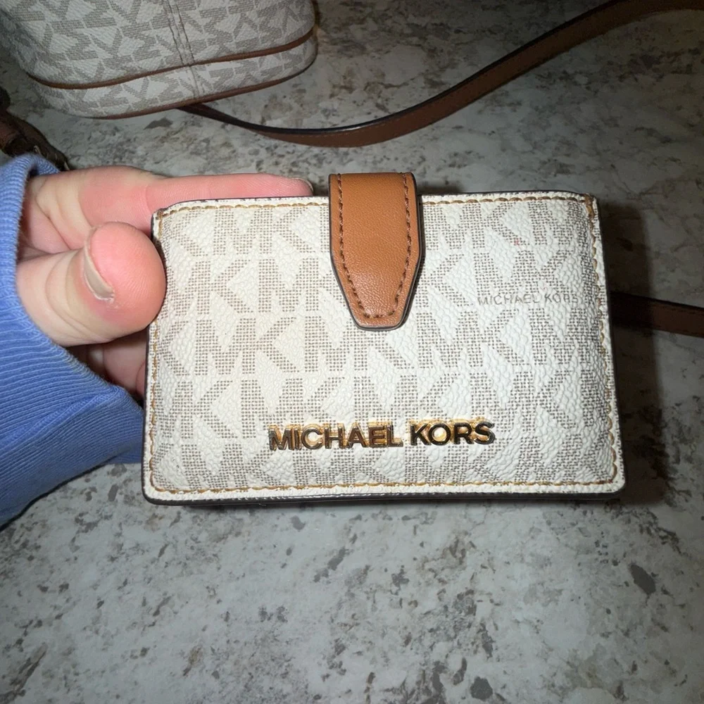 Michael Kors crossbody with Cream and Tan Card Holder - Picture 2 of 16